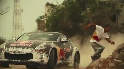 Freerunner vs drifter : Ce duel de vitesse va vous faire halluciner !