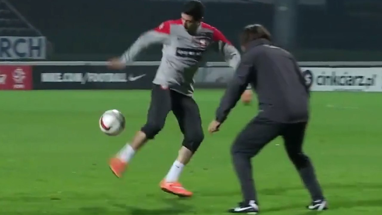 Freestyle : Robert Lewandowski fait des dribbles hallucinants