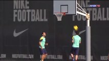 Lionel Messi réussit à marquer un panier... avec la tête