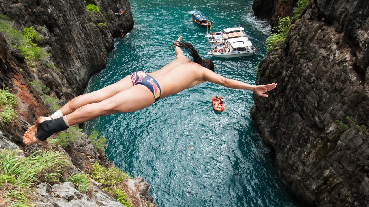 Un trampoline + une falaise =  Des sauts de dingues !