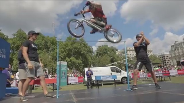 Bunny Hop : Il bat le record du monde de saut en hauteur à vélo