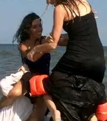 Robes de soirées et cravates noires à la plage