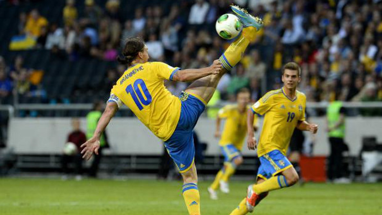 Zlatan Ibrahimovic jongle et dribble en plein match