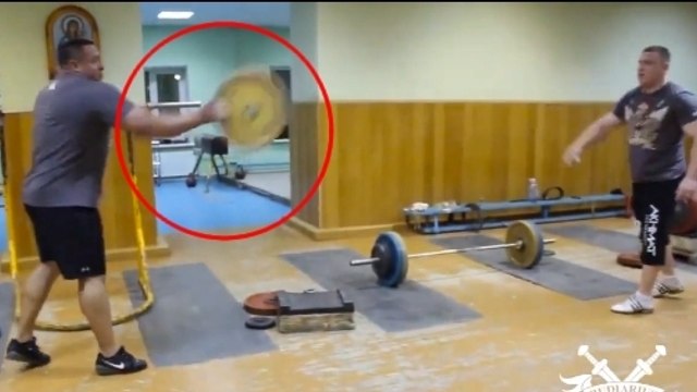 Ils s'envoient des disques de musculation de 20kg comme des frisbees