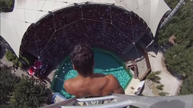 Cliff Diving : Un saut acrobatique réalisé d'une hauteur très impressionnante