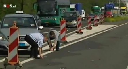 Des billets de banque tombent d'un camion néerlandais