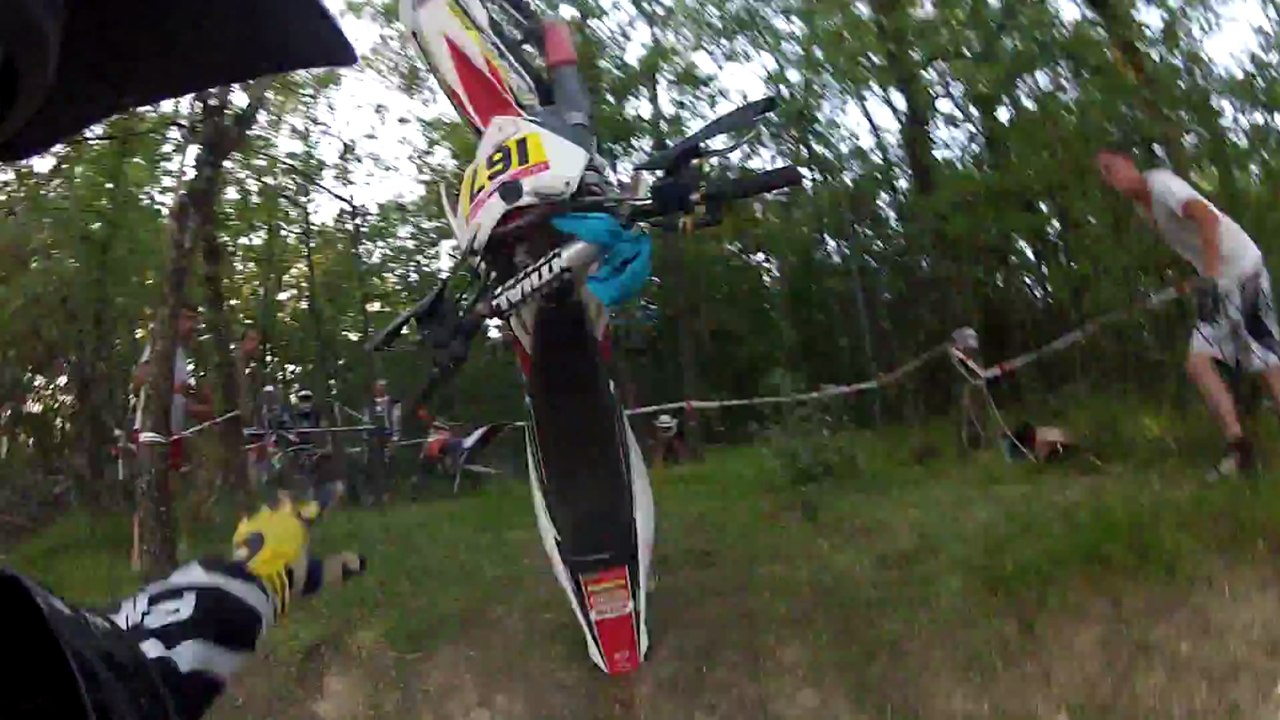 Enduro : Une chute spectaculaire lors d'une montée de côte en caméra embarquée