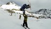 Un skieur réalise un high-five en plein vol avec son pote
