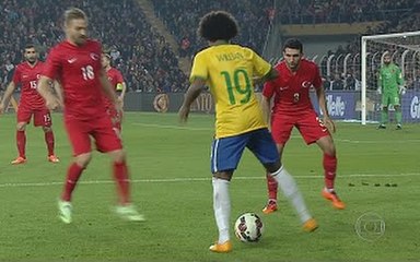 Le dribble énorme de Willian avec le Brésil pour passer deux joueurs face à la Turquie