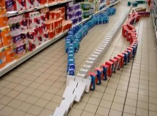 Ces employés ont fait un Domino Day dans leur magasin