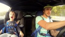 Un père fait peur à son fils en faisant des drift alors qu'il est dans la voiture