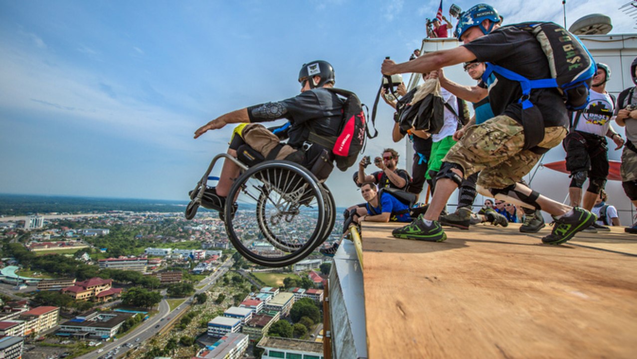 Un handicapé réalise son rêve en faisant du base jump en fauteuil roulant