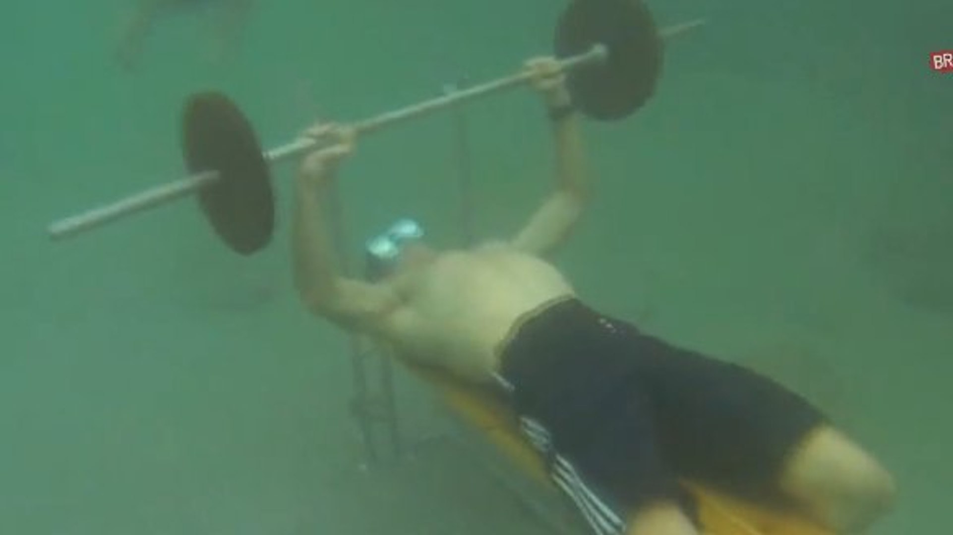 Un Français bat le record du monde de développé-couché sous l'eau en apnée  - Vidéo Dailymotion