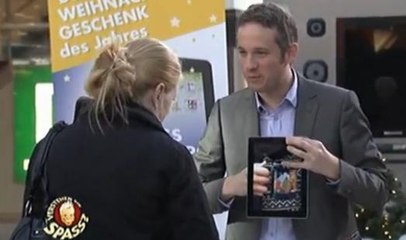 Il utilise son iPad pour faire des tours de magie