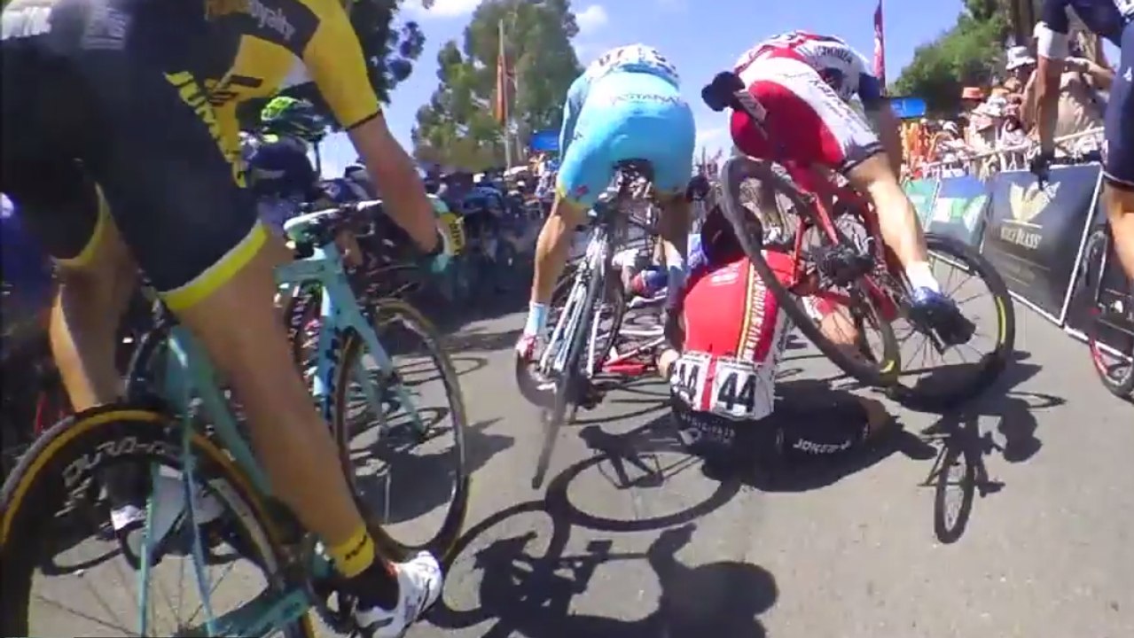 Une chute spectaculaire au coeur du peloton filmée en caméra embarquée