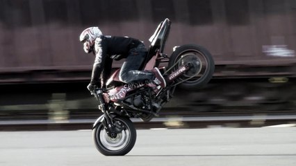 Joona Vatanen : La maître du stunt étonne et surprend sur sa superbe moto