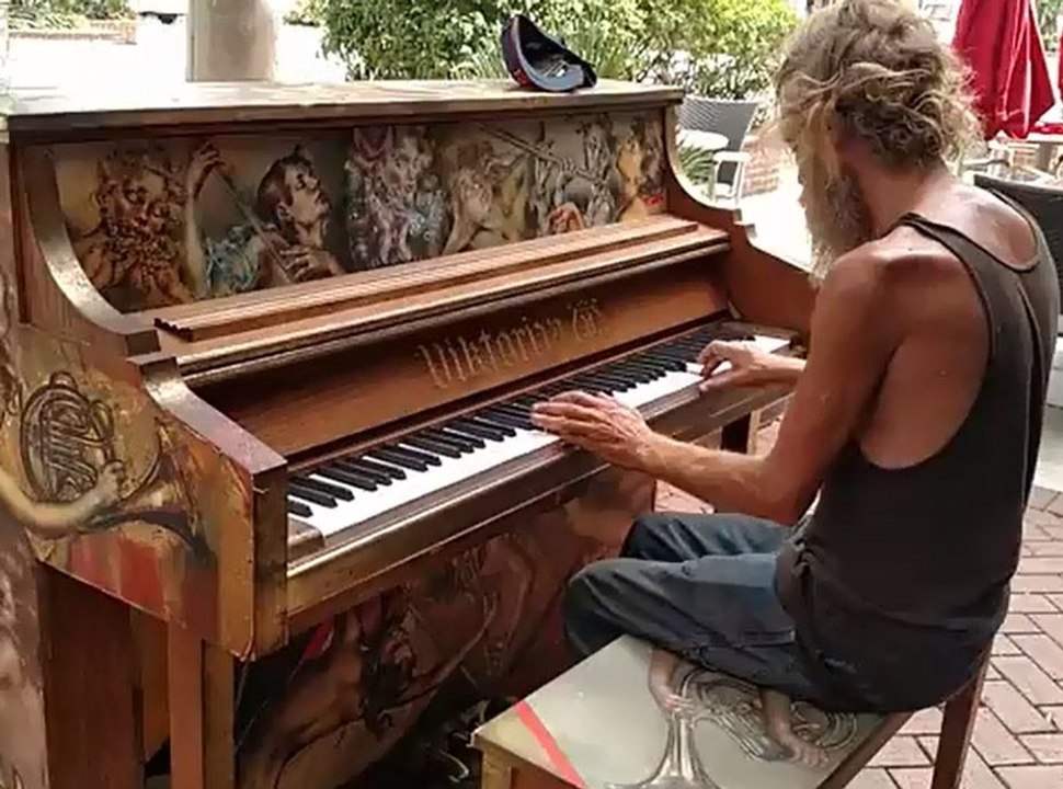 Public Buzz : Le SDF, virtuose du piano, qui a...