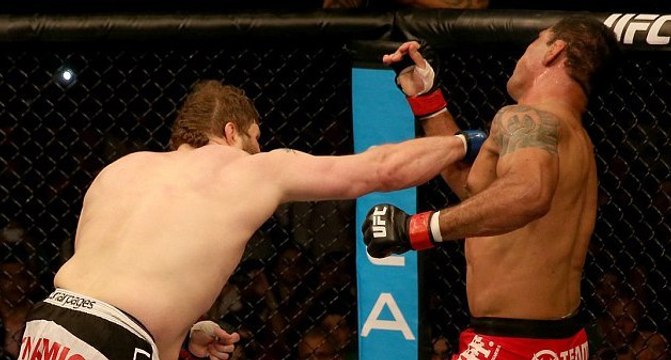 Roy Nelson achève et met KO son adversaire d'un violent crochet