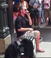 Il fait du dubstep en beatbox