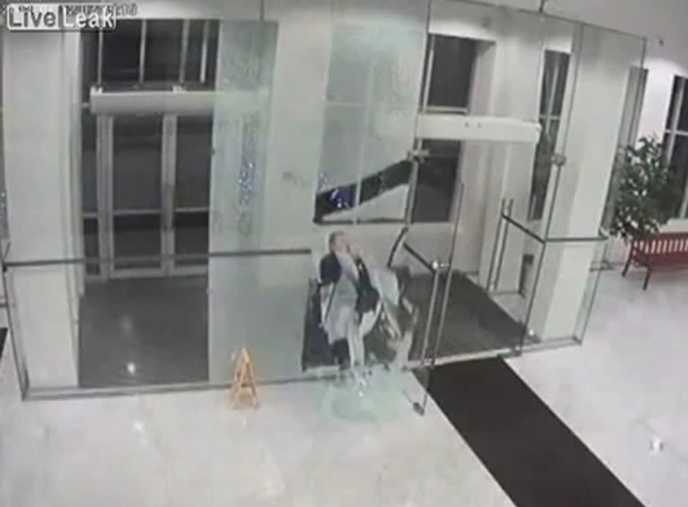 Un homme brise une vitre en passant à travers