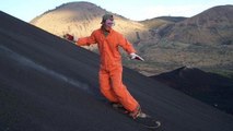 De la luge sur les cendres d'un volcan actif au Nicaragua