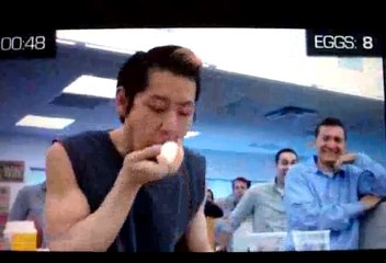 Cet homme arrive à manger 32 oeufs durs en 1 minute