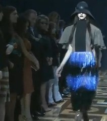 Les invités d'un défilé obligés de rester debout