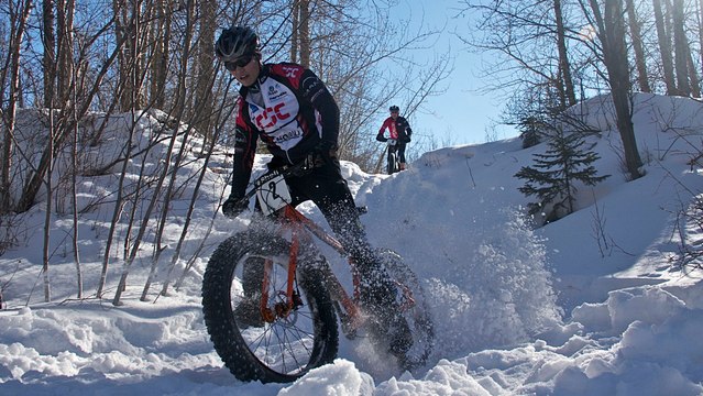 Fat Bike : Ils rident la montagne grâce à des vélos-neige !