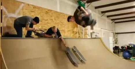 Il saute d'un skate et atterrit sur un autre