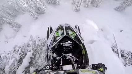 Ce saut de malade en motoneige frôle la démence !