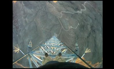 Du base jump du haut d'une tour-antenne en vidéo