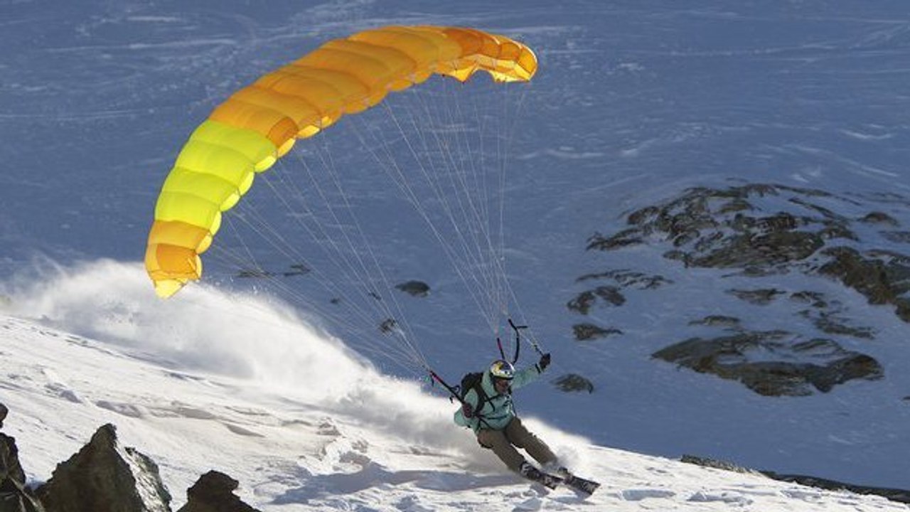 Découvrez le Speed riding, le sport d'hiver de l'extrême avec des skis et un parapente