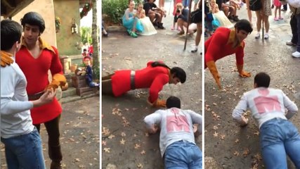 Il défie Gaston de la Belle et la Bête à un concours de pompes !