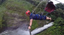 Une tyrolienne à couper le souffle au-dessus d'une cascade !