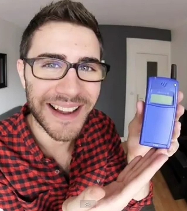 Cyprien raille les anciens téléphones portables