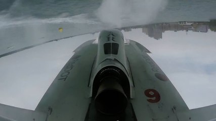 Un bateau de course fait un backflip à pleine vitesse à près de 300 km/h