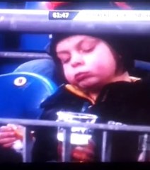 Football : Cet enfant boit-il une bière en tribune ?