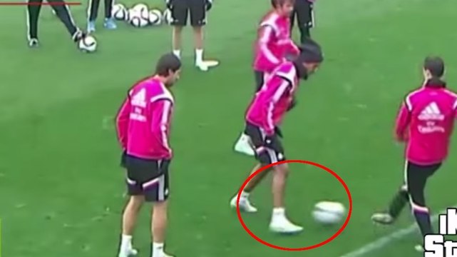 Cristiano Ronaldo passe un petit pont à Raphaël Varane à l'entraînement