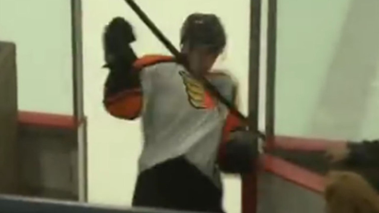 La sortie de terrain la plus ridicule de l'année en hockey sur glace
