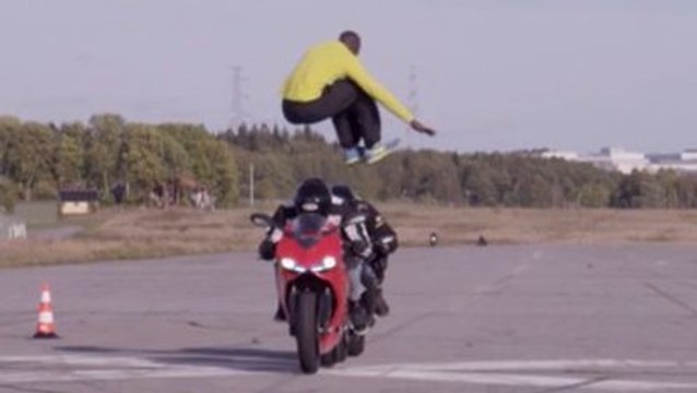 Un homme aveugle saute au-dessus de deux motos lancées à pleine vitesse