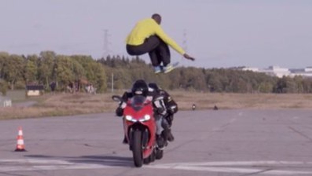 Un homme aveugle saute au-dessus de deux motos lancées à pleine vitesse