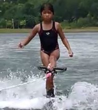 Cette fillette a remporté la finale de figures au ski nautique