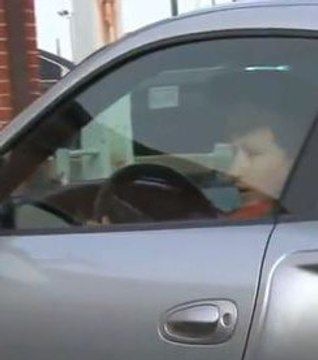 Cet enfant conduit la Porsche de son père