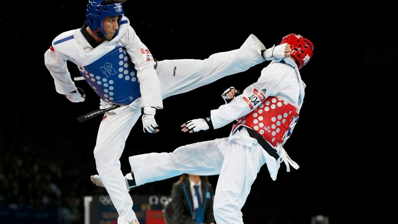 Un KO spectaculaire d'un coup de pied retourné en taekwondo