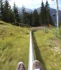 Cet homme descend une montagne d'une drôle de manière...