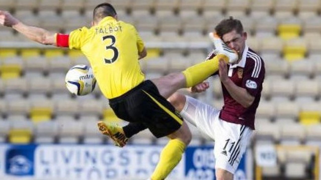 Il met un coup de pied dans la tête de son adversaire mais n'écope que d'un carton jaune