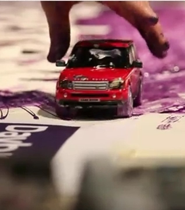 Cet homme peint avec des voitures miniatures !