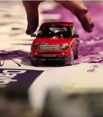 Cet homme peint avec des voitures miniatures !