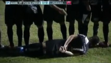 Il s'allonge derrière le mur pour tenter de stopper un coup-franc