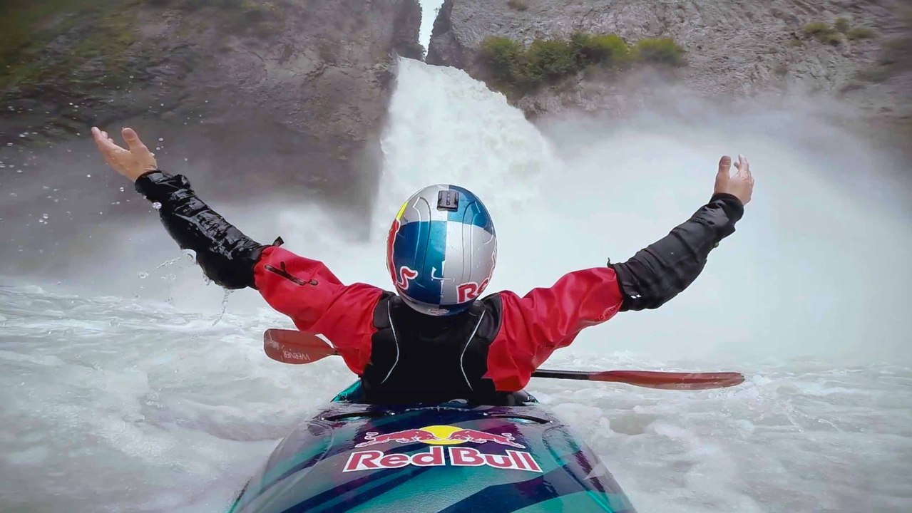 Aniol Serrasolses descend l'une des plus grosses chutes d'eau au monde en kayak